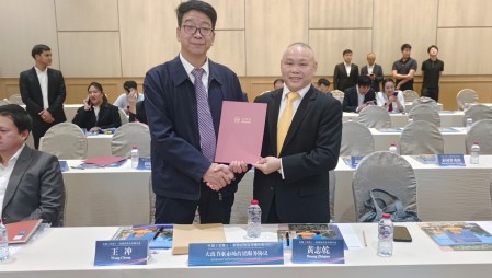 大禹节水集团党委书记王冲参加在泰国曼谷举办的中国（甘肃）—泰国经贸合作推介会，并在甘肃省省长任振鹤、泰国商务部部长披猜·那立塔潘等参会领导见证下，与泰国中华总商会签订合作协议。